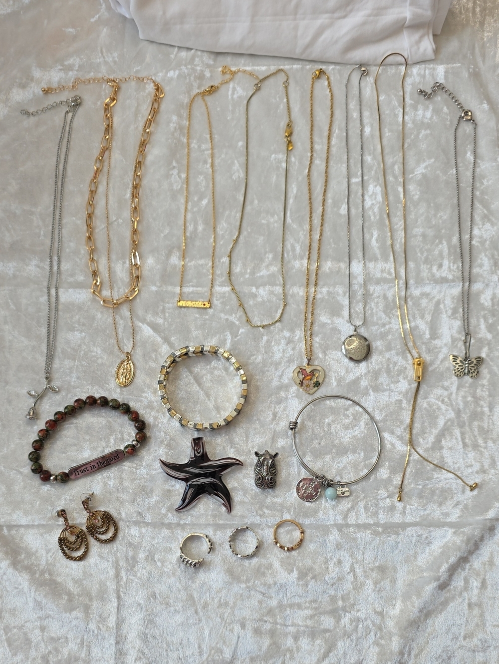 Lot Mixed Gold & Silver Tone Assorted Necklaces, Bracelets, Rings,Etc*